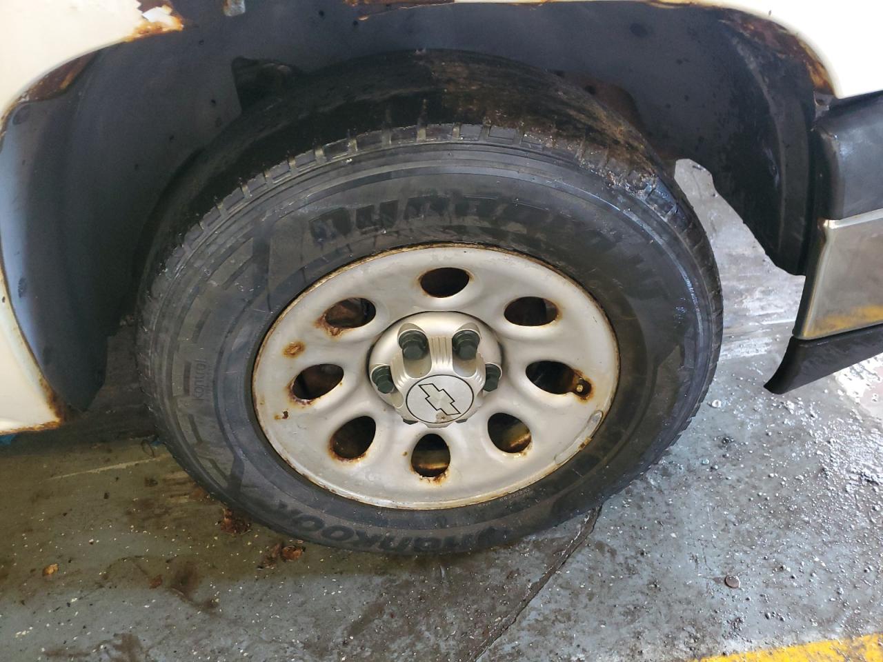 2006 Chevrolet Silverado C1500 White vin: 3GCEC14X76G164991 Damage: Right Front Tire, Worn, Replacement Required