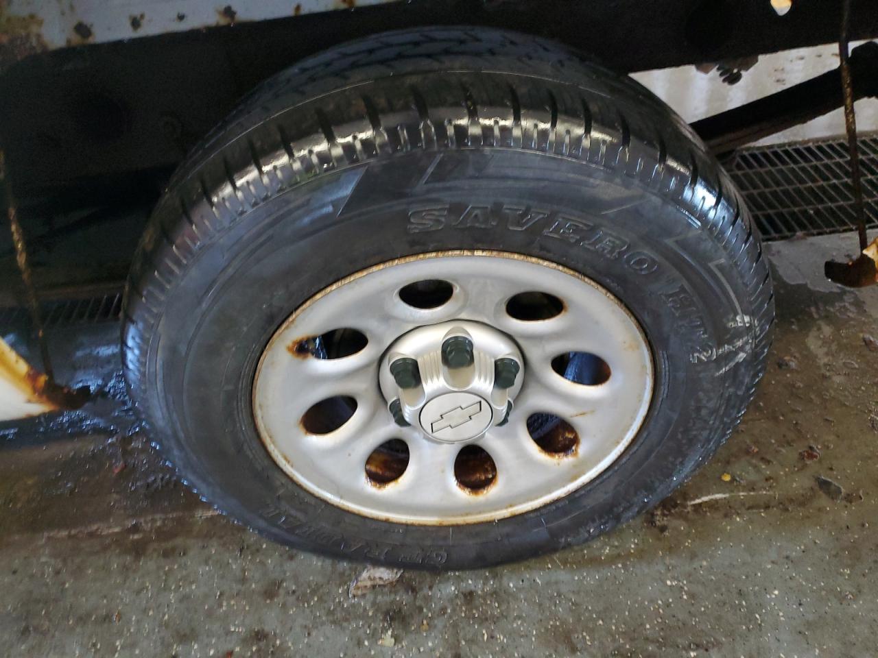 2006 Chevrolet Silverado C1500 White vin: 3GCEC14X76G164991 Damage: Left Rear Tire, Worn, Replacement Required