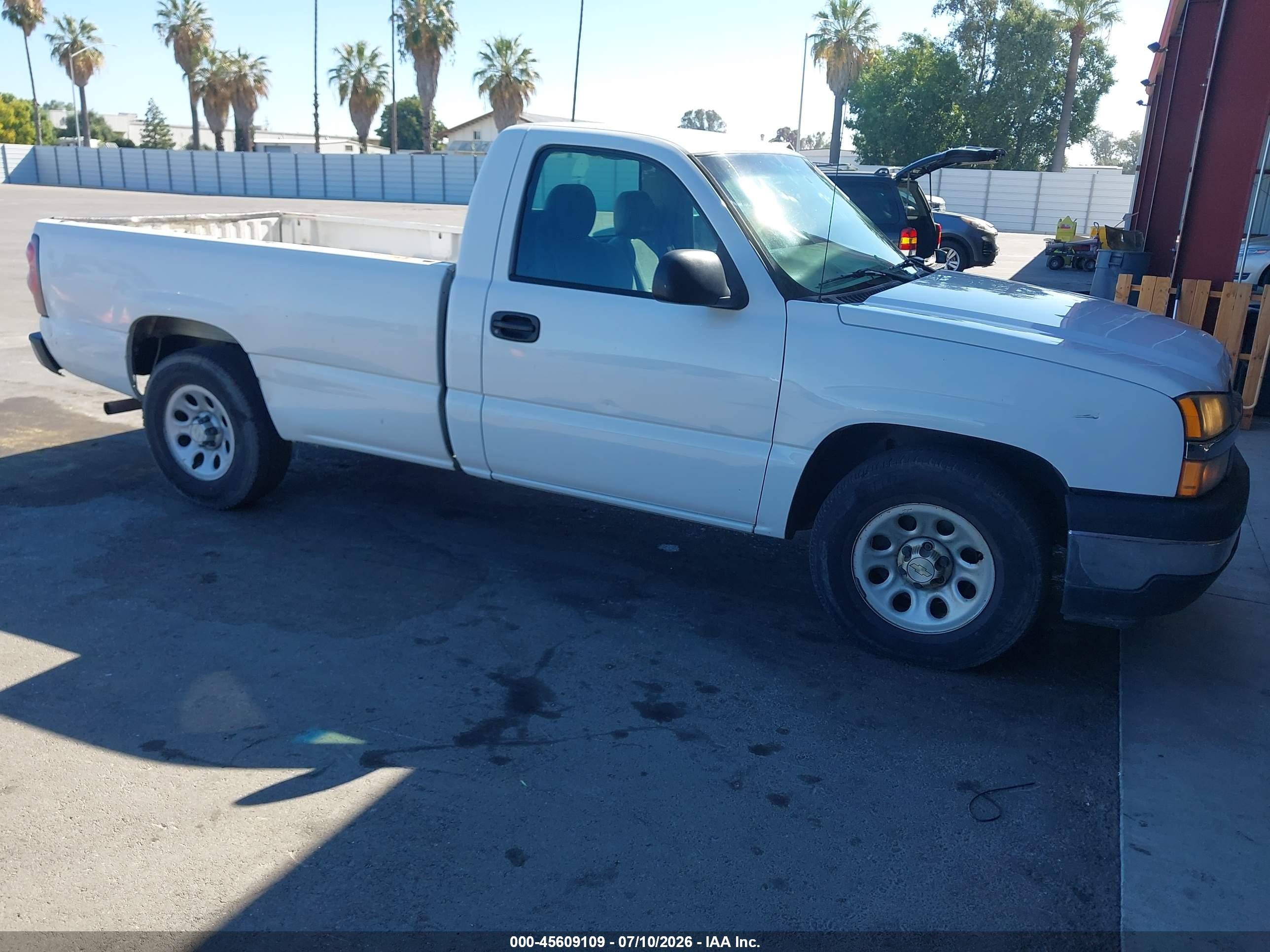 2007 Chevrolet Silverado 1500 Classic Work Truck White vin: 3GCEC14X77G256779