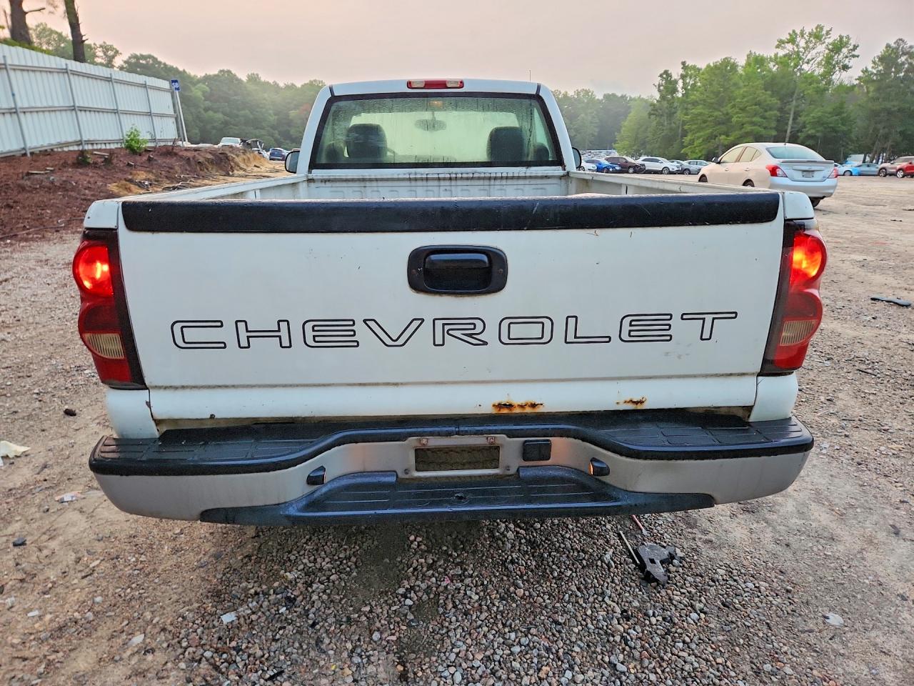 2007 Chevrolet Silverado C1500 Classic White vin: 3GCEC14XX7G146342