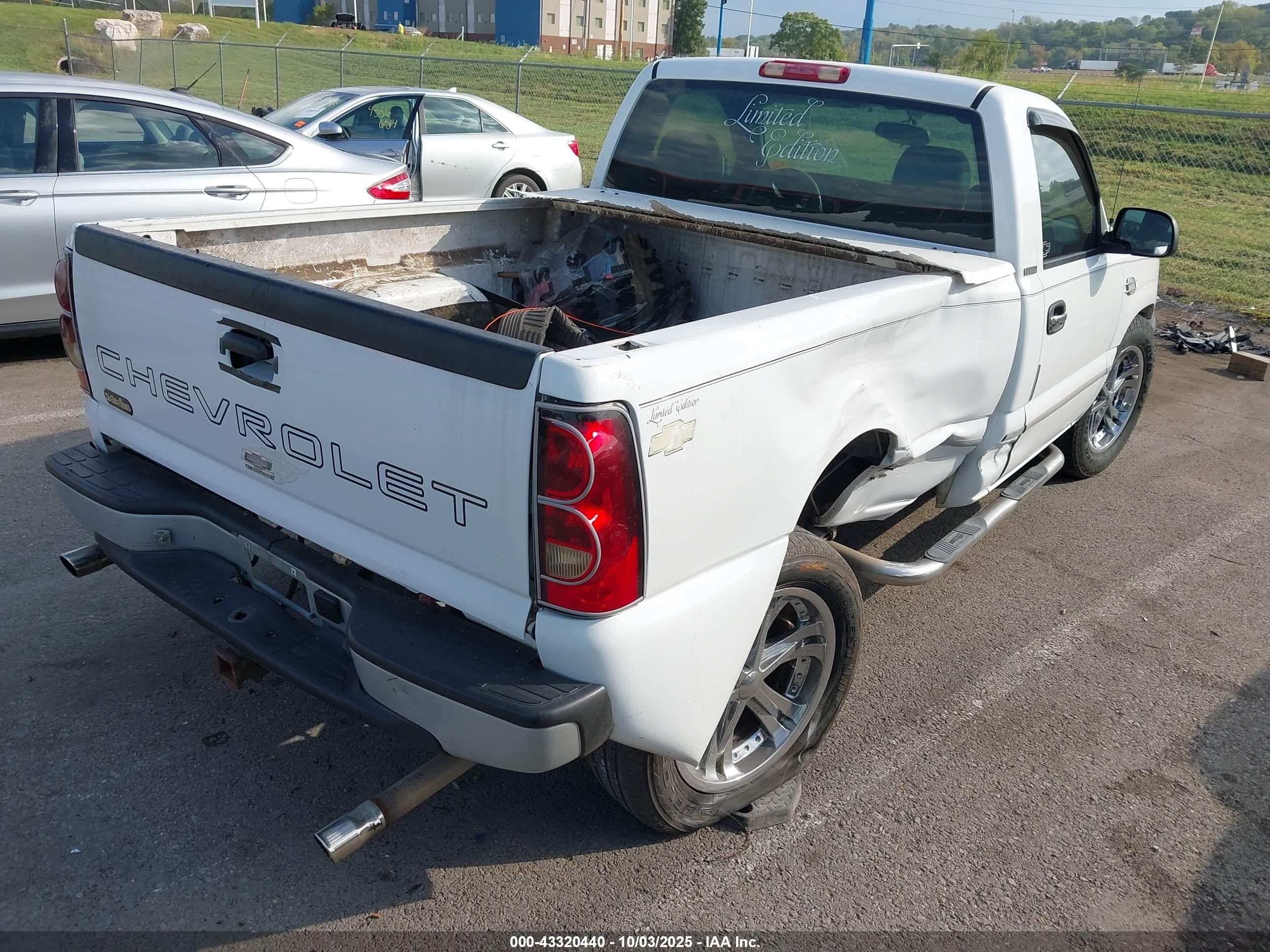 2007 Chevrolet Silverado 1500 Classic Work Truck Белый vin: 3GCEC14XX7G192320