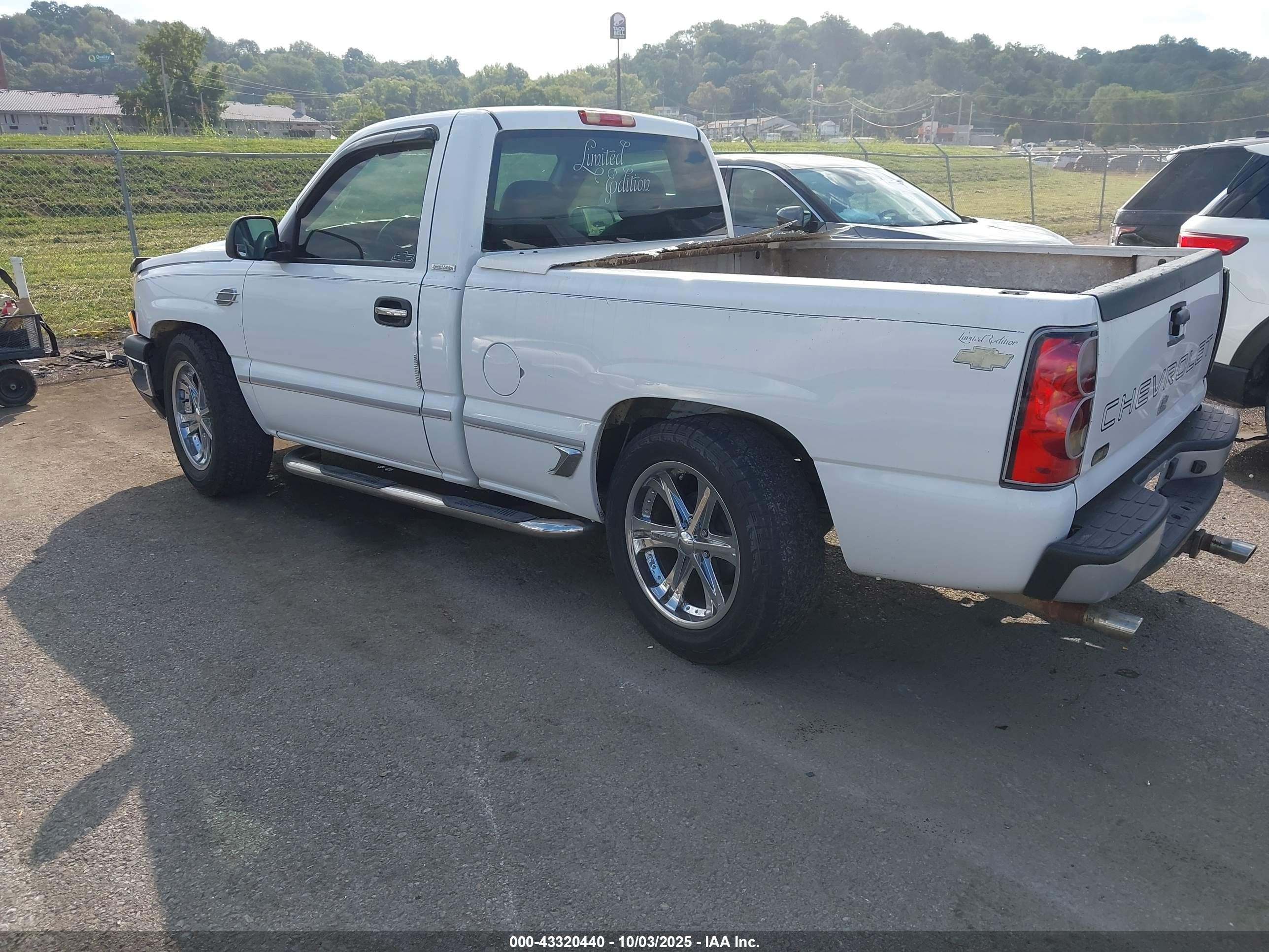 2007 Chevrolet Silverado 1500 Classic Work Truck Белый vin: 3GCEC14XX7G192320