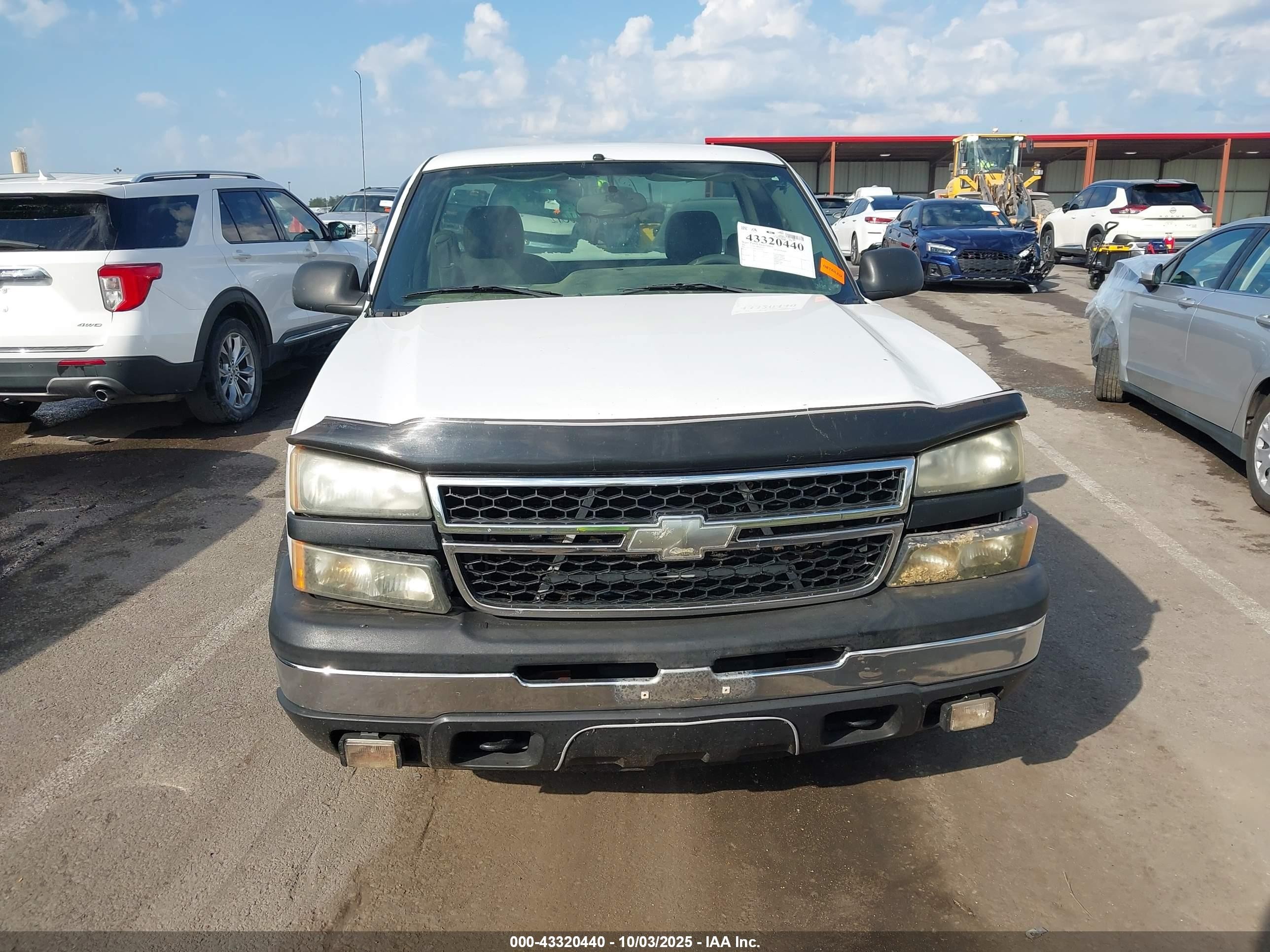2007 Chevrolet Silverado 1500 Classic Work Truck Белый vin: 3GCEC14XX7G192320