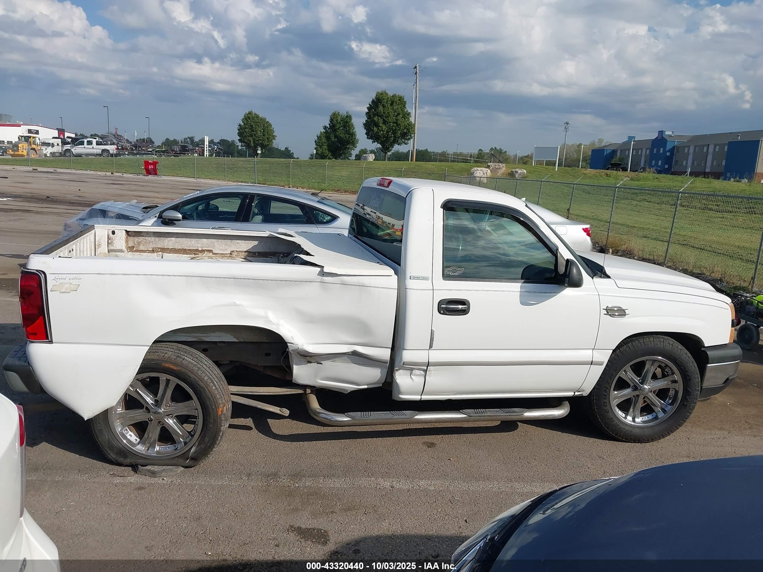 2007 Chevrolet Silverado 1500 Classic Work Truck Белый vin: 3GCEC14XX7G192320