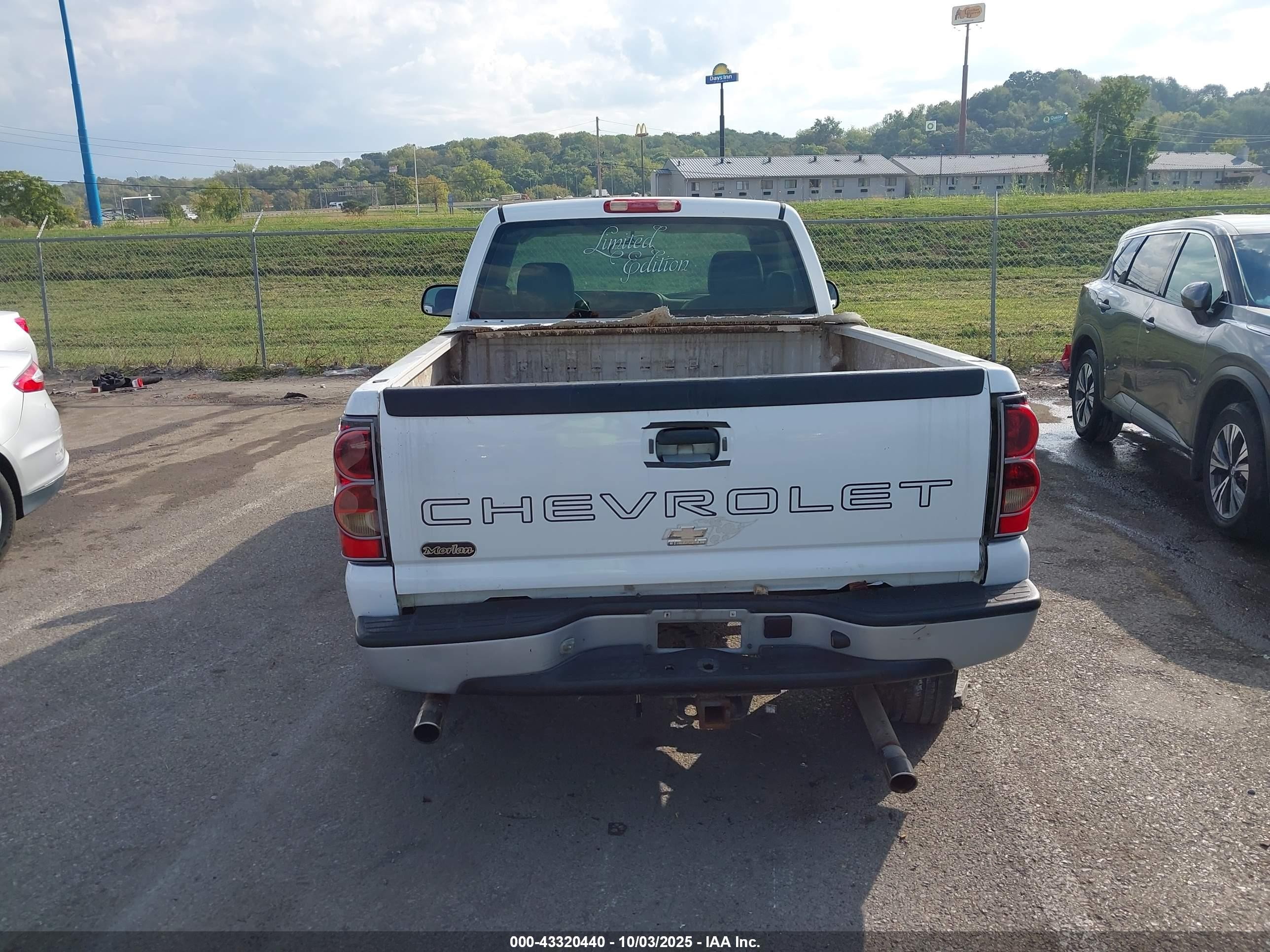 2007 Chevrolet Silverado 1500 Classic Work Truck Белый vin: 3GCEC14XX7G192320
