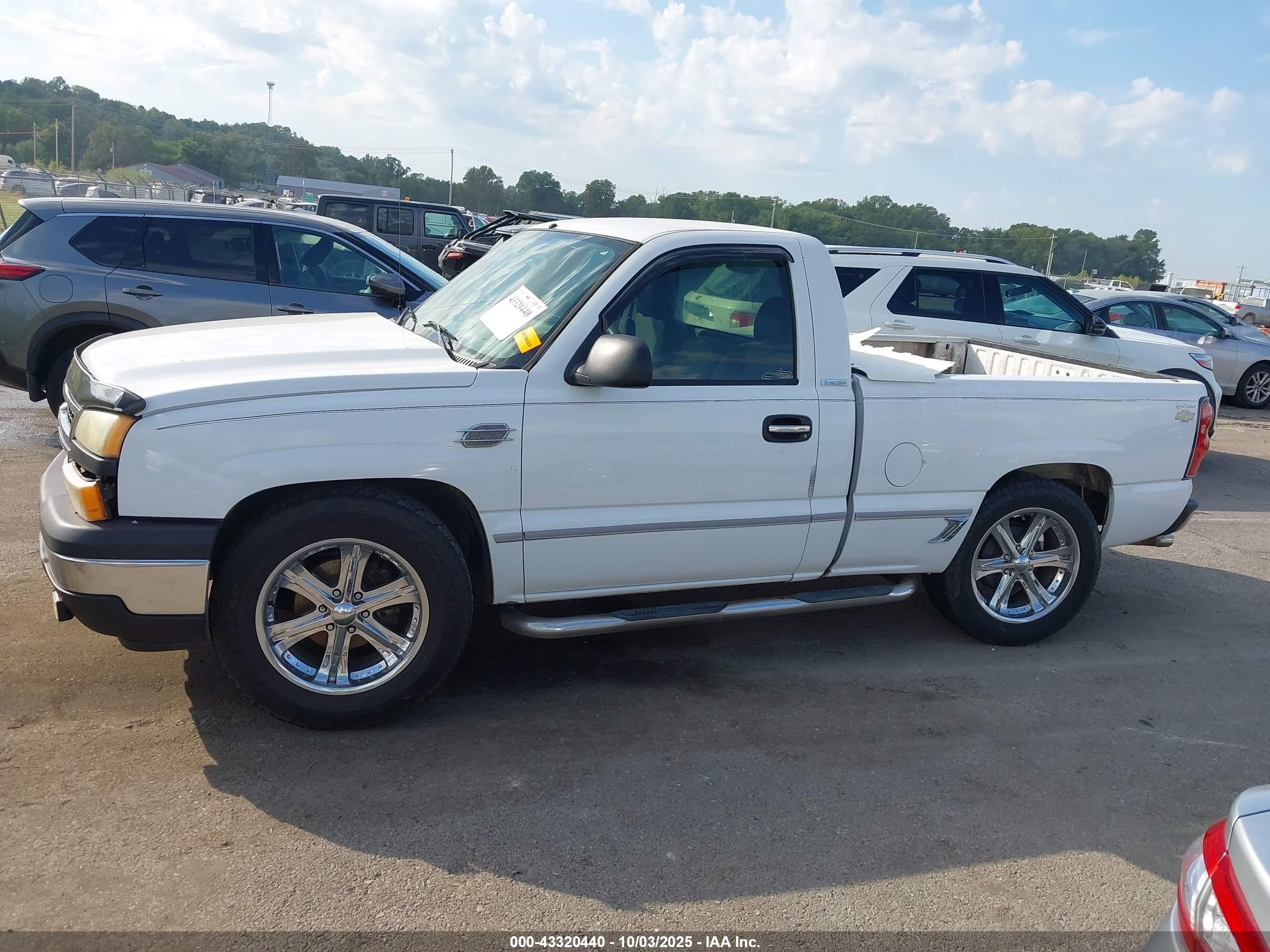 2007 Chevrolet Silverado 1500 Classic Work Truck Белый vin: 3GCEC14XX7G192320