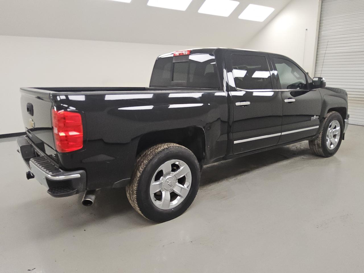 2015 Chevrolet Silverado C1500 Ltz Black vin: 3GCPCSEC8FG435647 Damage: Right Rear Tire, Worn, Replacement Required