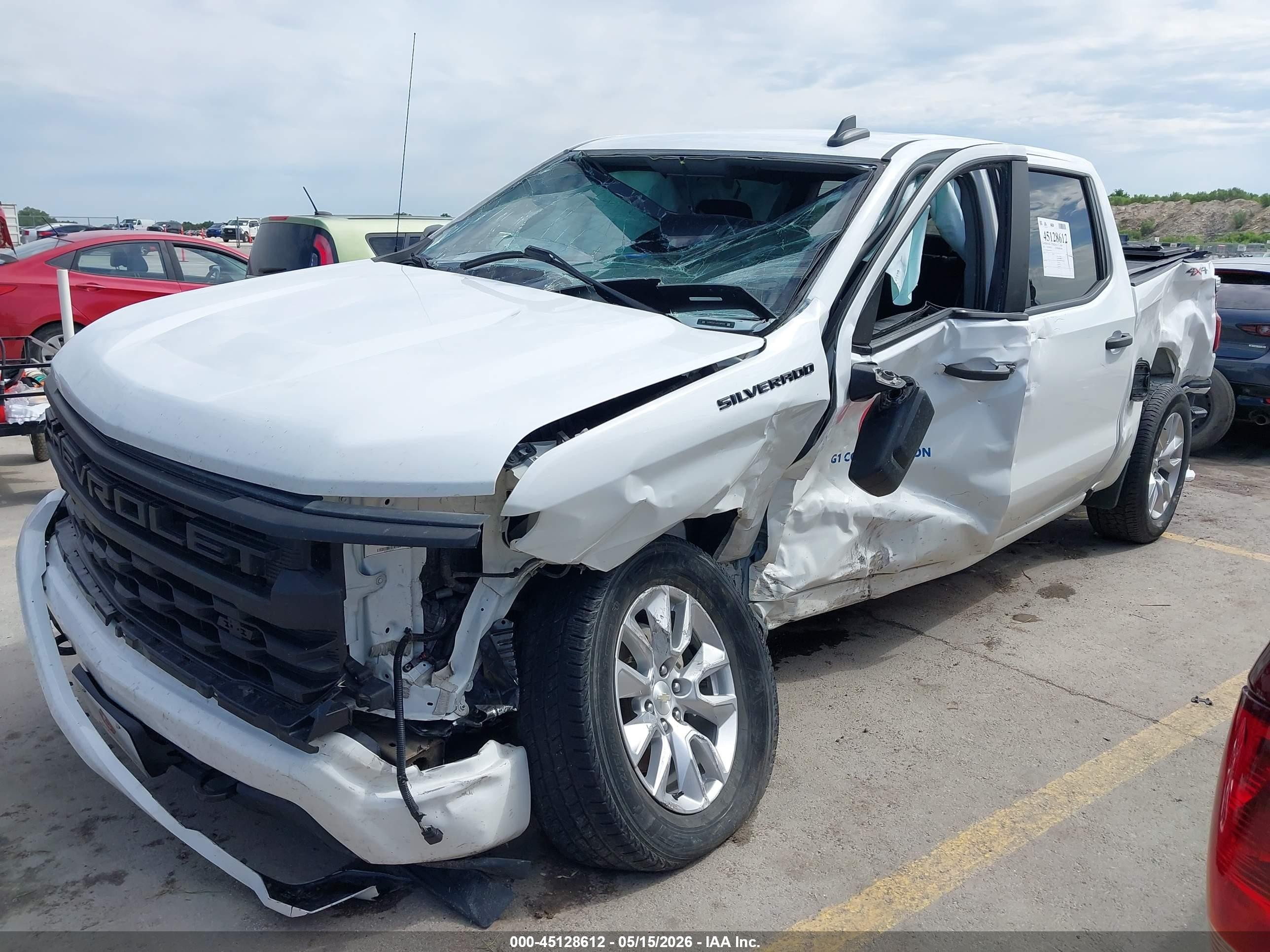 2023 Chevrolet Silverado 1500 4wd  Short Bed Custom Белый vin: 3GCPDBEK4PG269391