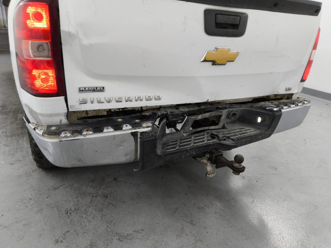 2012 Chevrolet Silverado K1500 Ls White vin: 3GCPKREA0CG150706 Damage: Rear Metal Bumper Chrome, Dent(S) W/No Paint Dmg, > 12 Inches