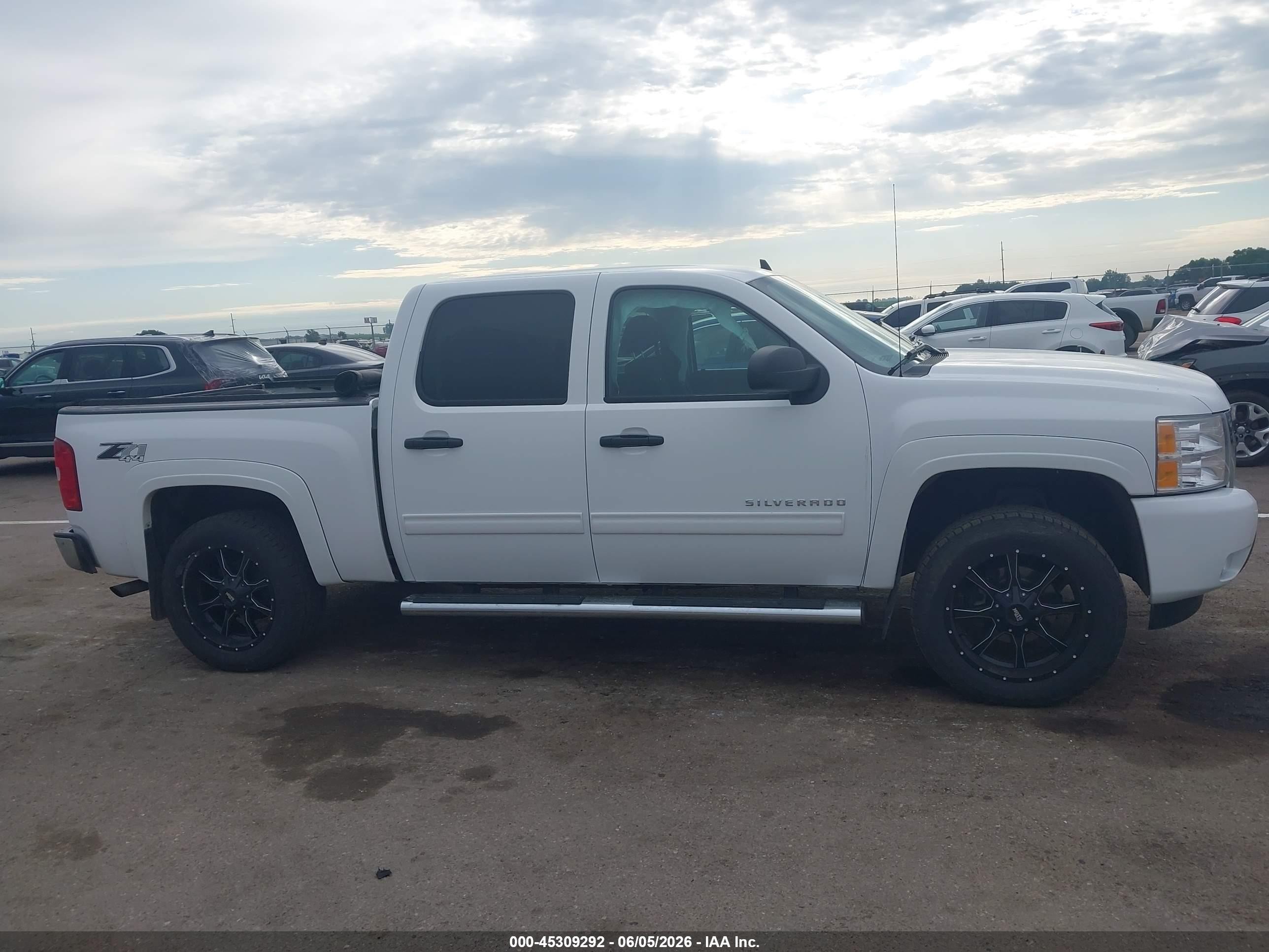2011 Chevrolet Silverado 1500 Lt White vin: 3GCPKSE32BG208998