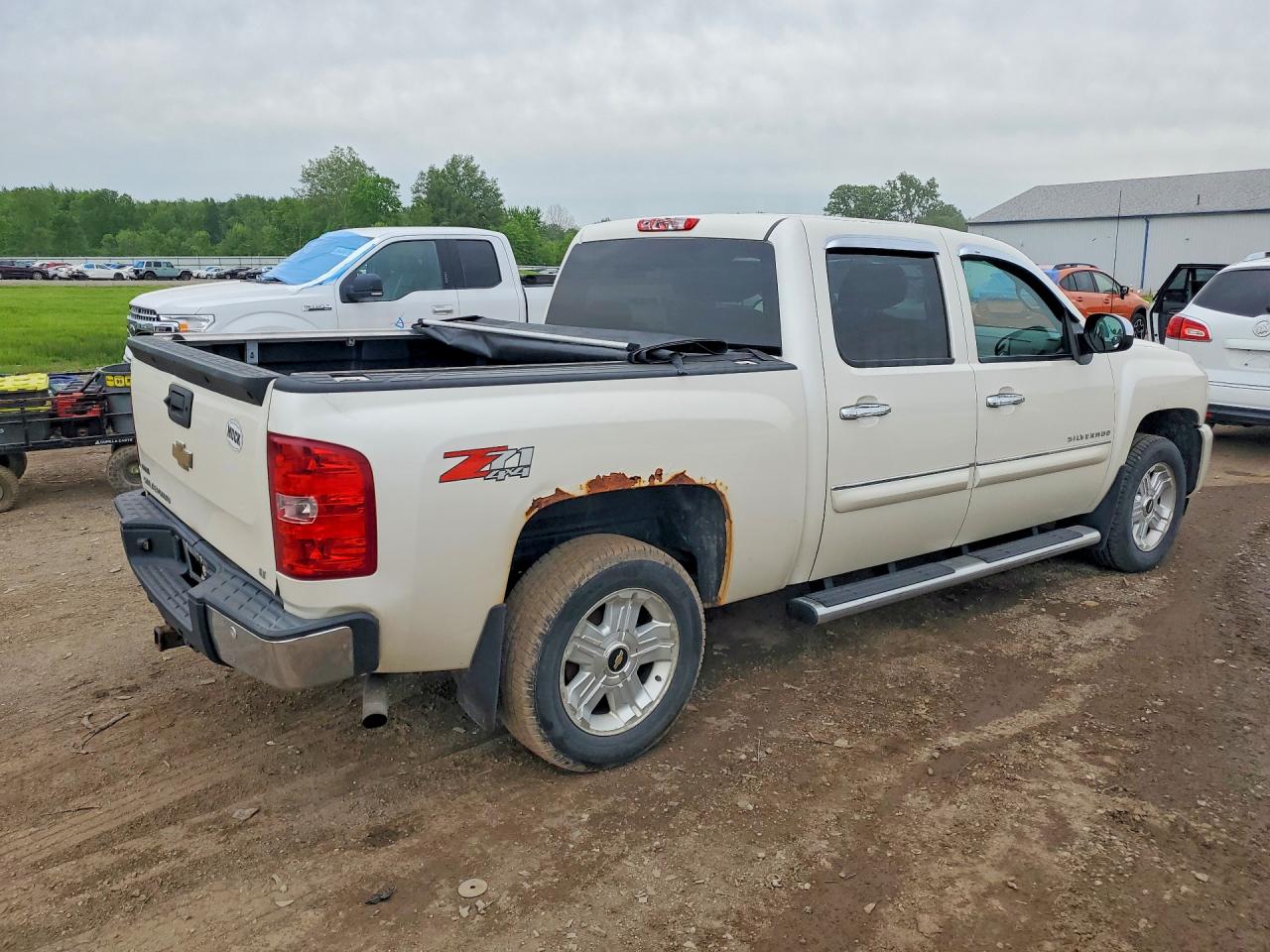 2011 Chevrolet Silverado K1500 Lt White vin: 3GCPKSE32BG321172