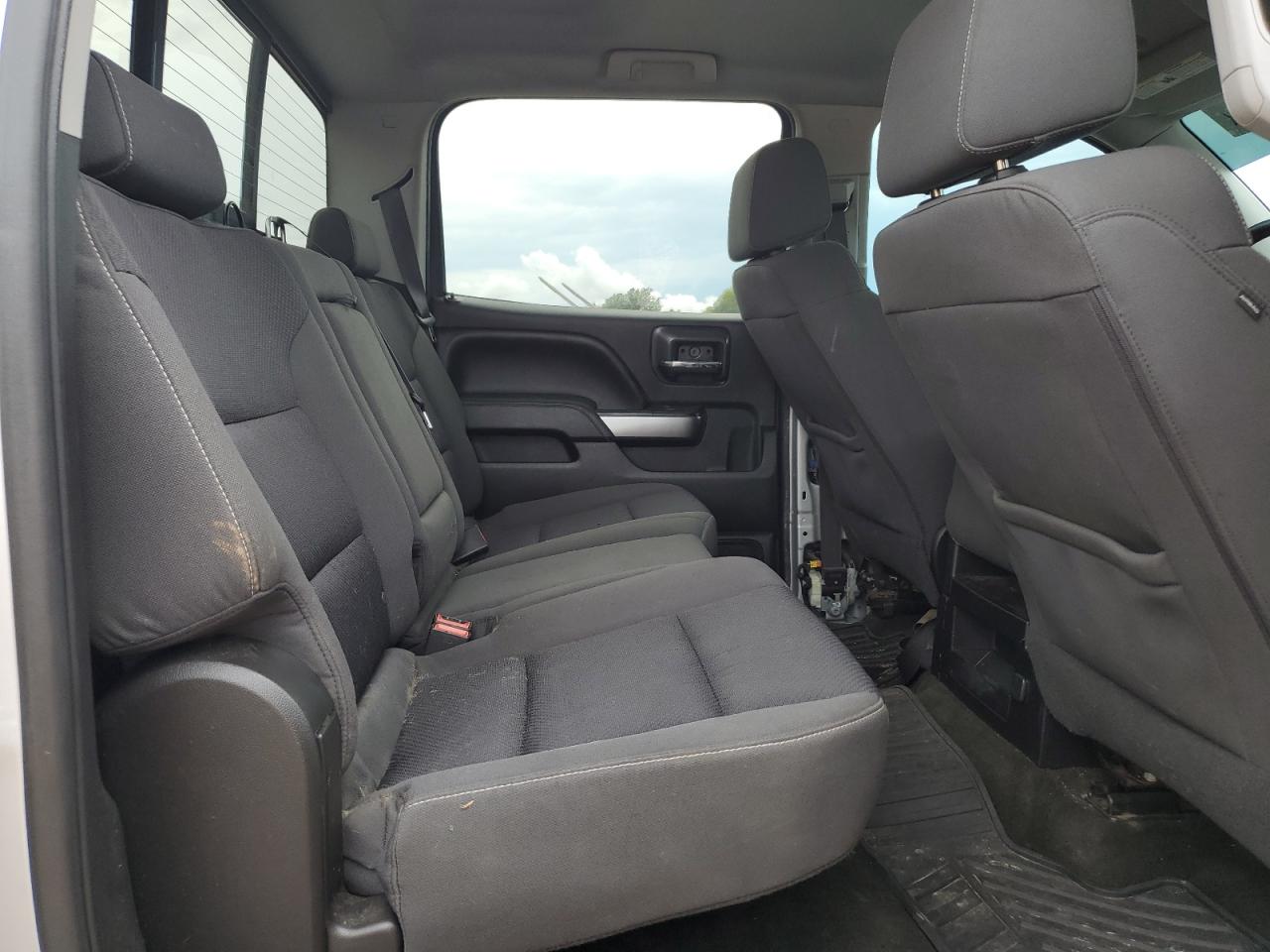 2016 Chevrolet Silverado K1500 Lt   Silver vin: 3GCUKREC5GG171657