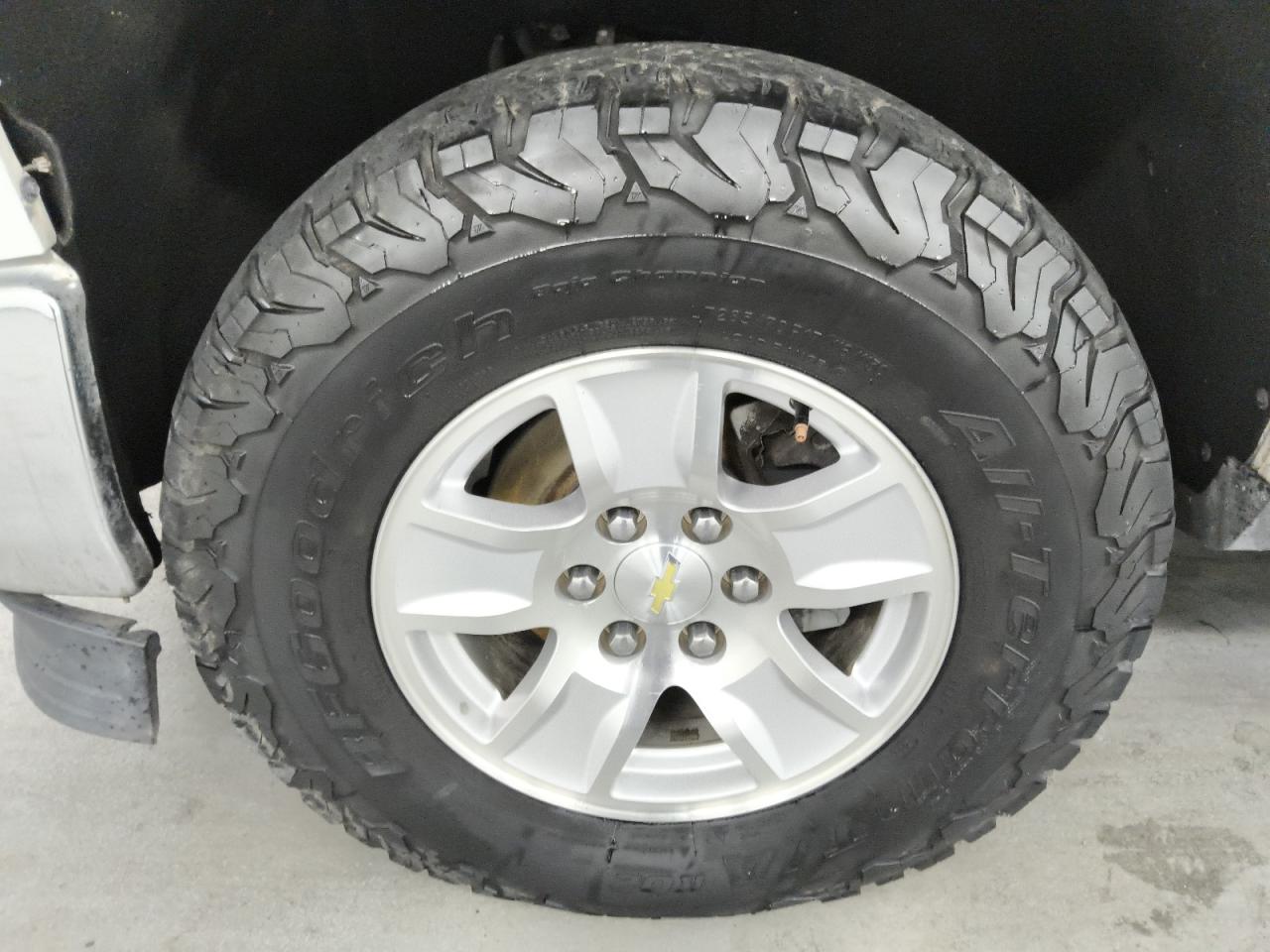 2015 Chevrolet Silverado K1500 Lt White vin: 3GCUKREC7FG519294 Damage: Left Front Tire, Worn, Replacement Required
