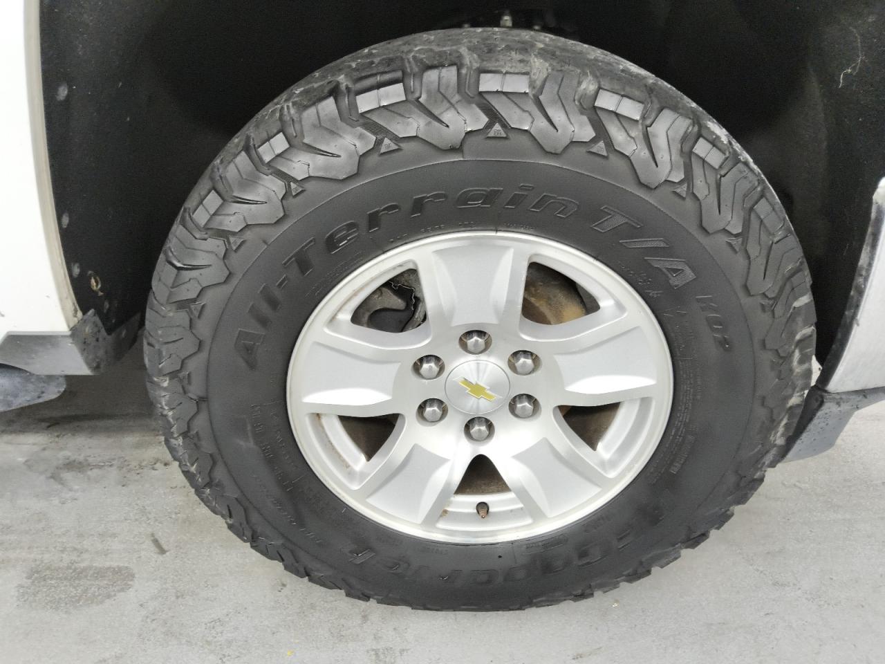2015 Chevrolet Silverado K1500 Lt White vin: 3GCUKREC7FG519294 Damage: Right Front Tire, Worn, Replacement Required