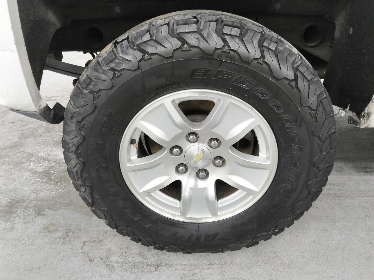 2015 Chevrolet Silverado K1500 Lt White vin: 3GCUKREC7FG519294 Damage: Right Rear Tire, Worn, Replacement Required
