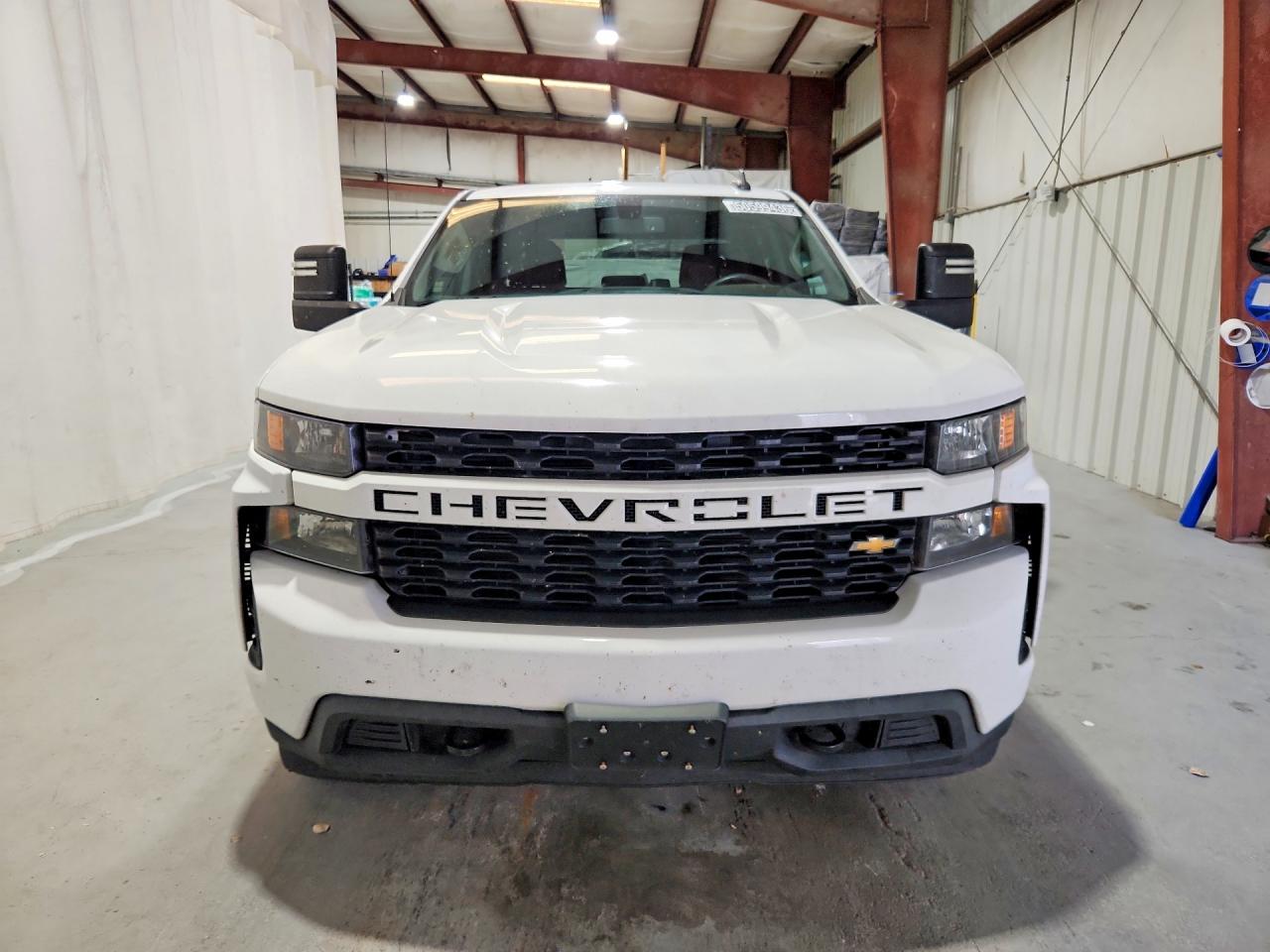 2019 Chevrolet Silverado K1500 Custom White vin: 3GCUYBEF8KG701368