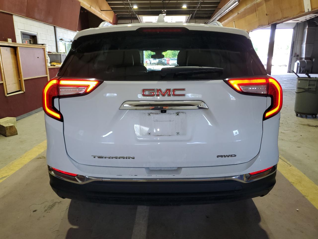 2022 Gmc Terrain Slt White vin: 3GKALVEV0NL171245 Damage: Rear Bumper, Heavy Scratch, 4 To 5 Inches