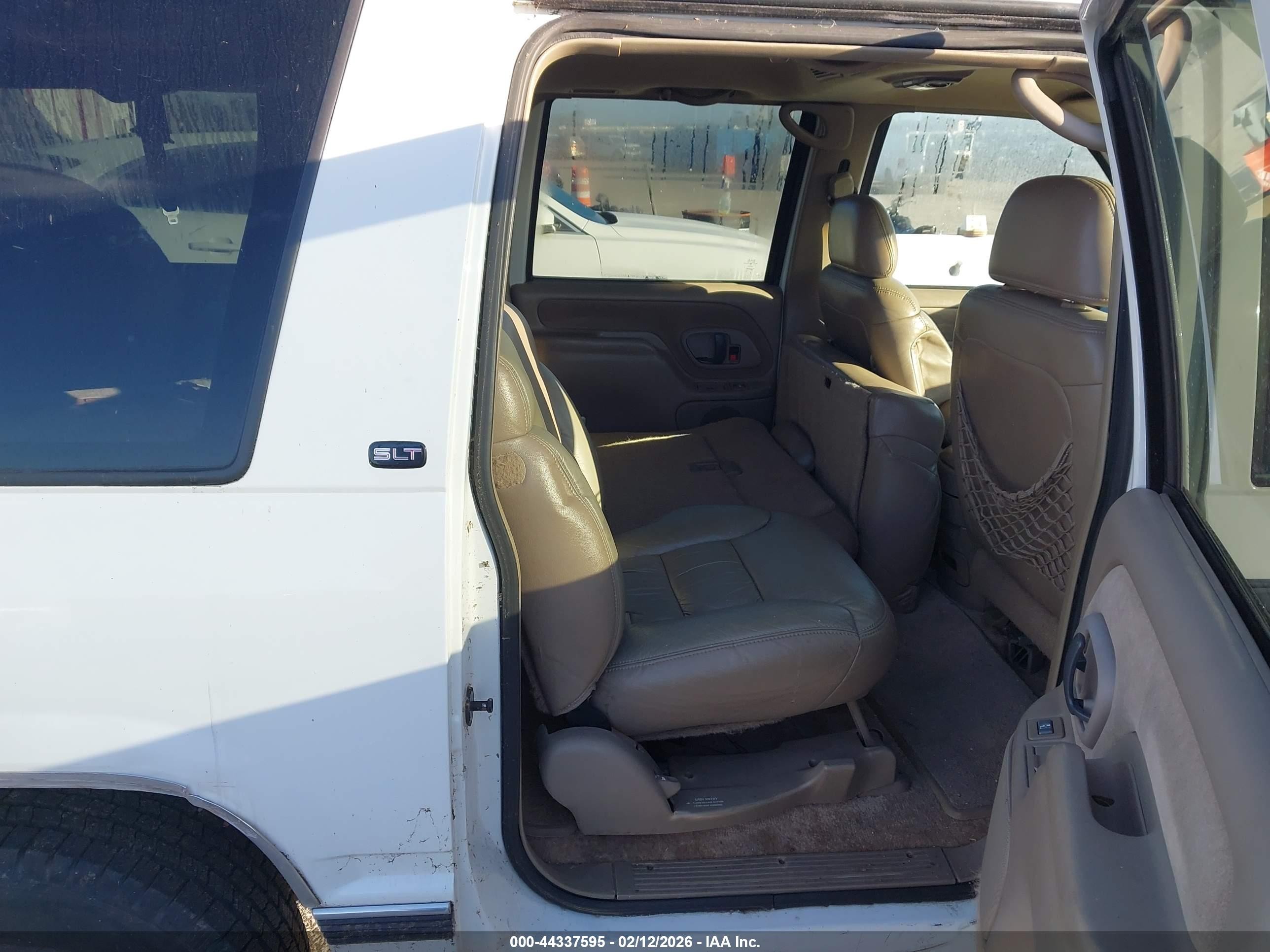 1998 Gmc Suburban 1500 Sl White vin: 3GKEC16R1WG501657