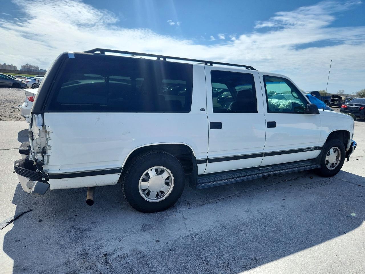 1998 Gmc Suburban C1500 White vin: 3GKEC16R8WG502269