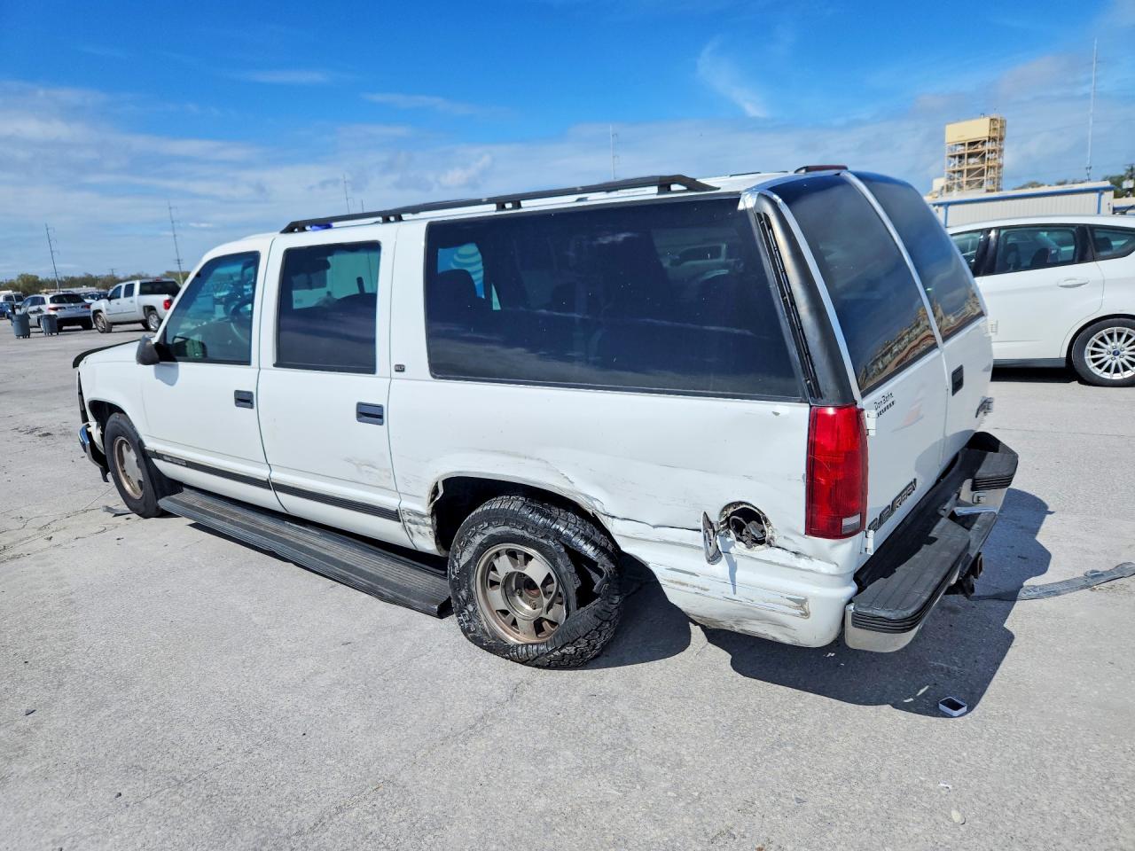 1998 Gmc Suburban C1500 White vin: 3GKEC16R8WG502269
