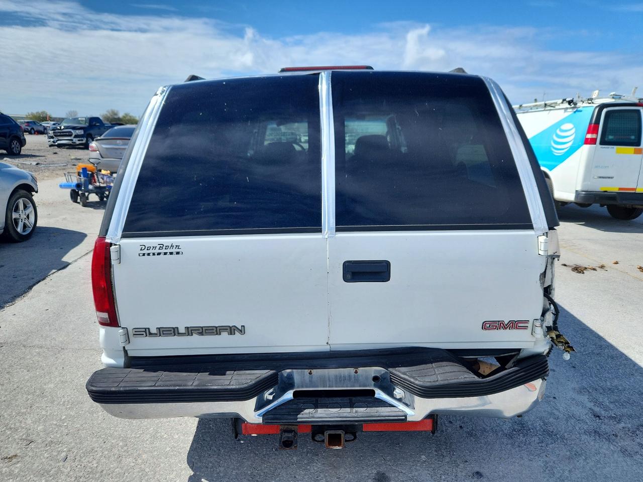 1998 Gmc Suburban C1500 White vin: 3GKEC16R8WG502269