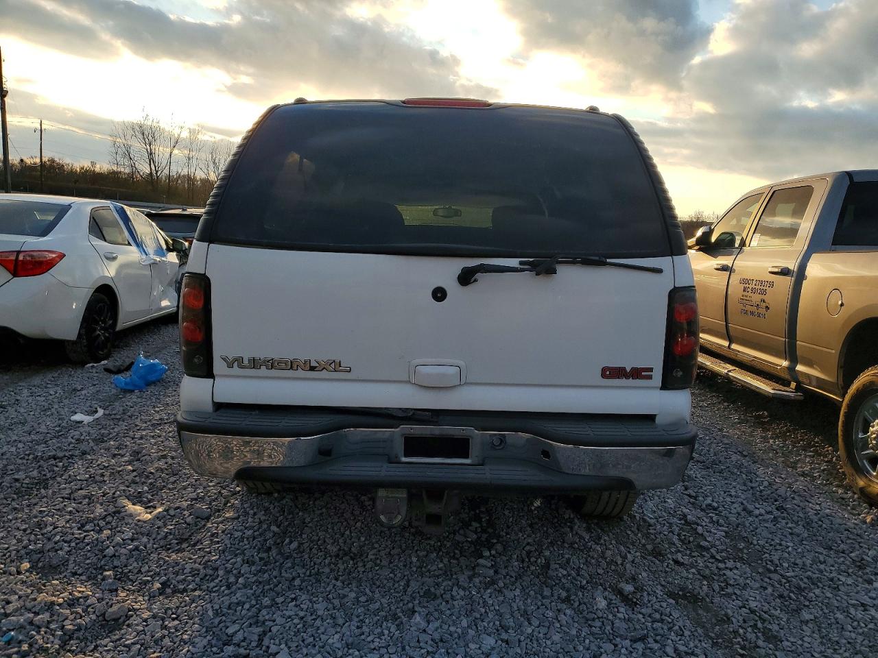 2002 Gmc Yukon Xl C1500 White vin: 3GKEC16Z72G341942