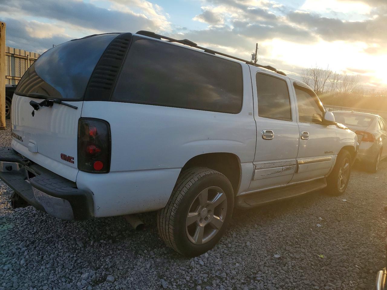 2002 Gmc Yukon Xl C1500 White vin: 3GKEC16Z72G341942