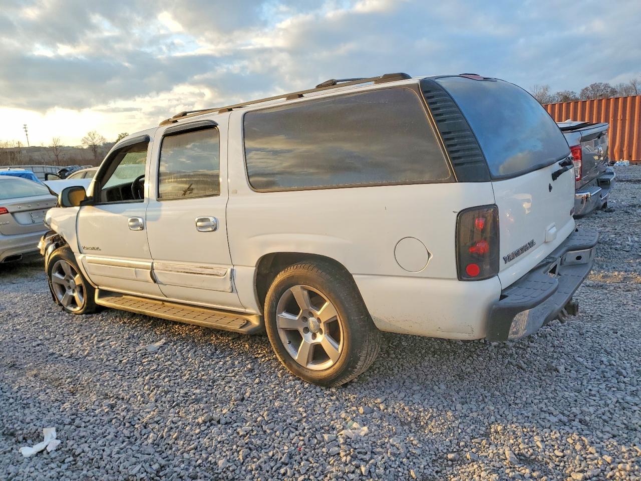 2002 Gmc Yukon Xl C1500 White vin: 3GKEC16Z72G341942