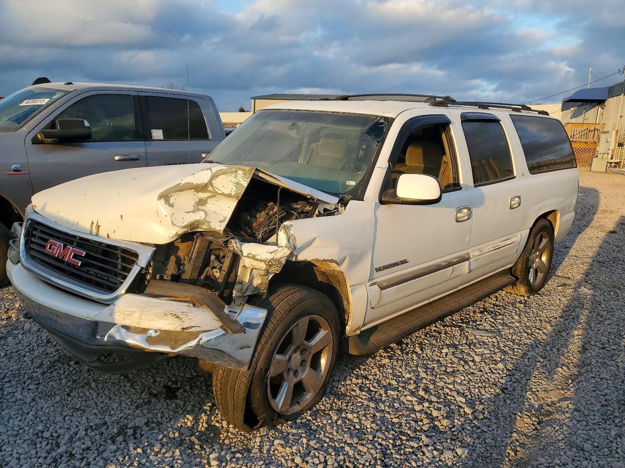 2002 Gmc Yukon Xl C1500 White vin: 3GKEC16Z72G341942