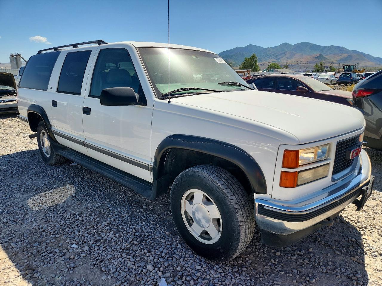 1998 Gmc Suburban K1500 White vin: 3GKFK16R4WG501417