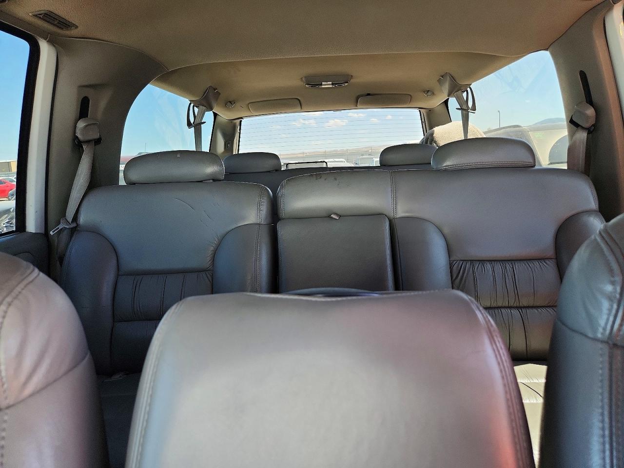 1998 Gmc Suburban K1500 White vin: 3GKFK16R4WG501417