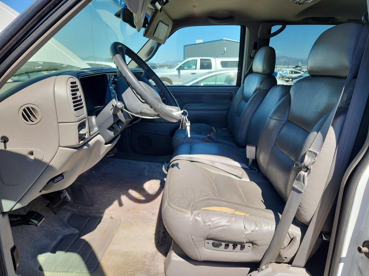 1998 Gmc Suburban K1500 White vin: 3GKFK16R4WG501417