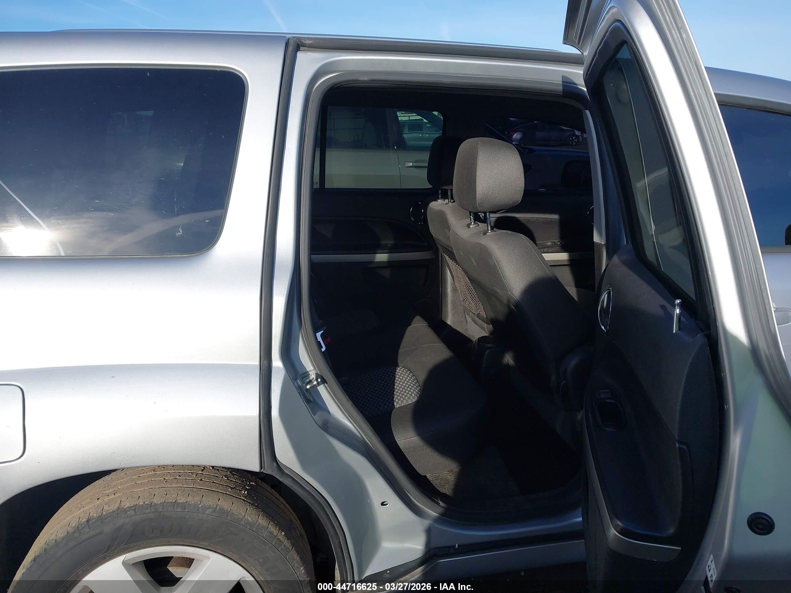 2010 Chevrolet Hhr Lt Silver vin: 3GNBABDB2AS584271