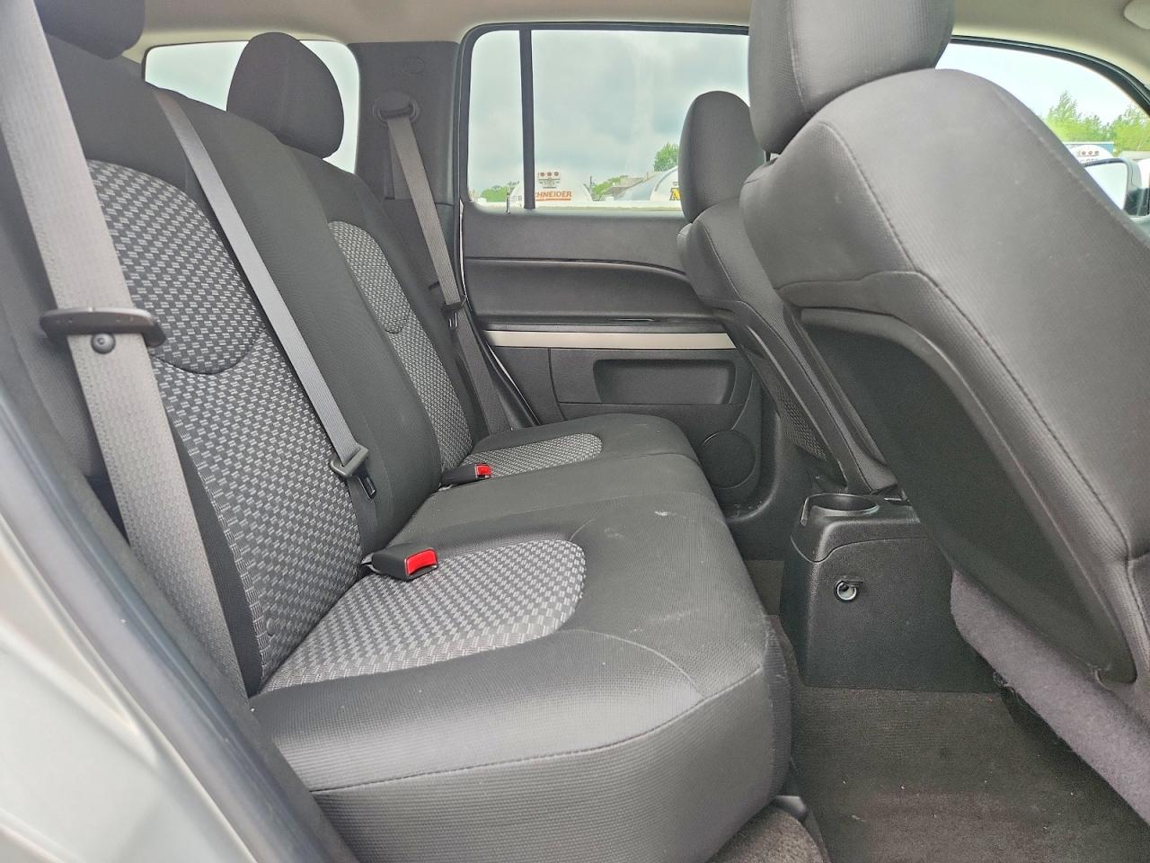 2009 Chevrolet Hhr Ls Silver vin: 3GNCA13B39S578328