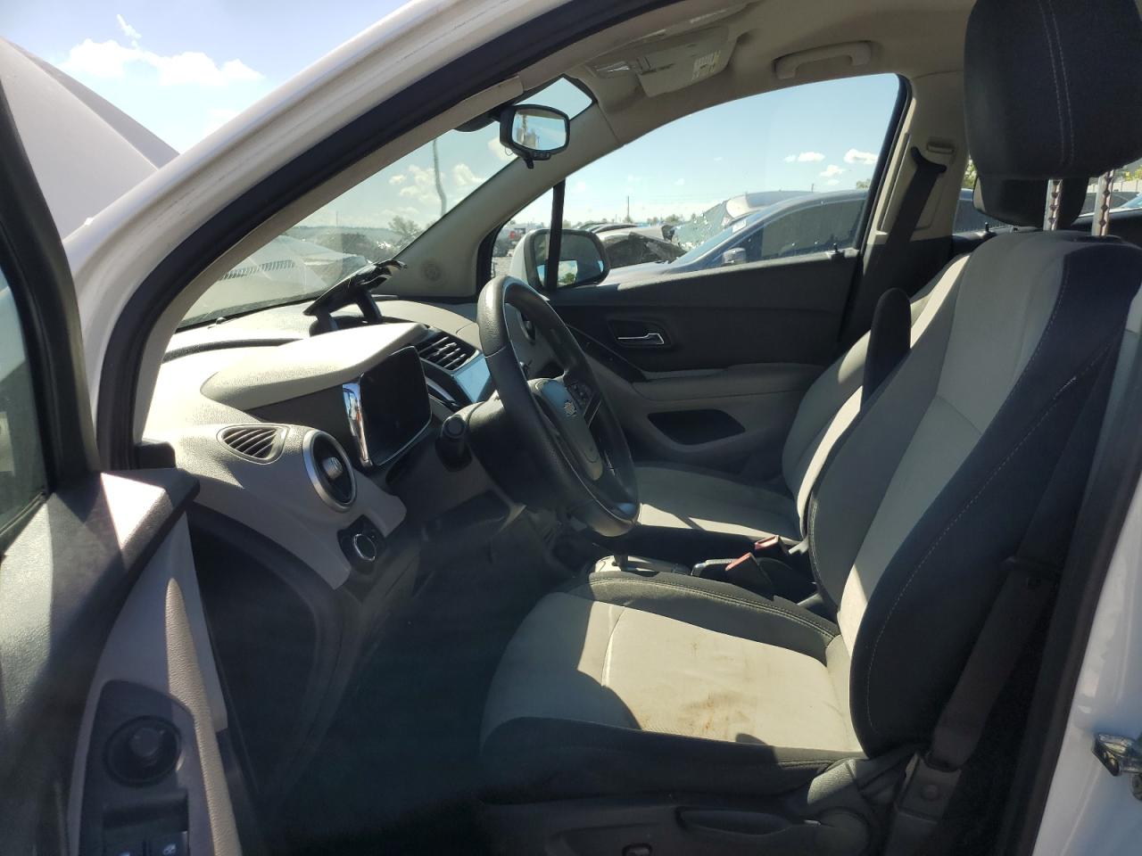 2015 Chevrolet Trax Ls White vin: 3GNCJKSB5FL240653