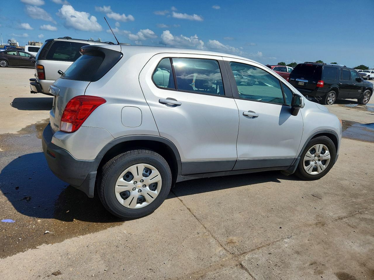 2015 Chevrolet Trax Ls Silver vin: 3GNCJKSB8FL242980