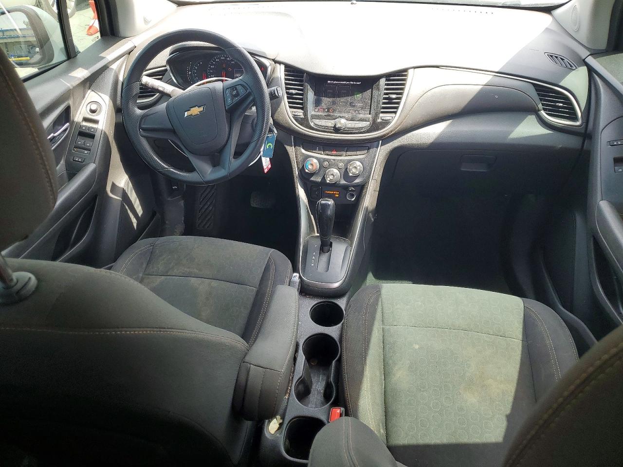 2020 Chevrolet Trax Ls Silver vin: 3GNCJKSB8LL191914