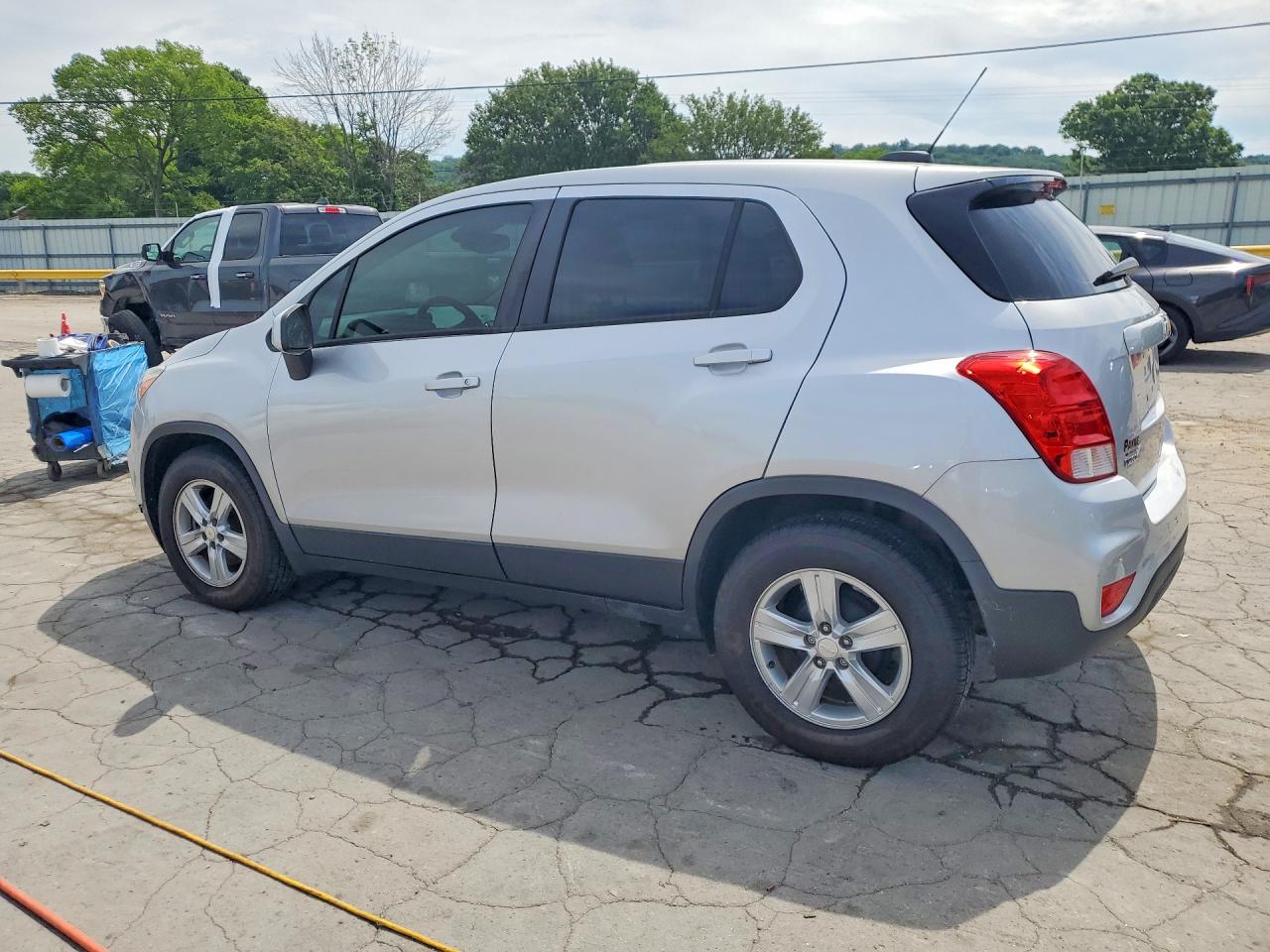 2020 Chevrolet Trax Ls Silver vin: 3GNCJKSB8LL191914