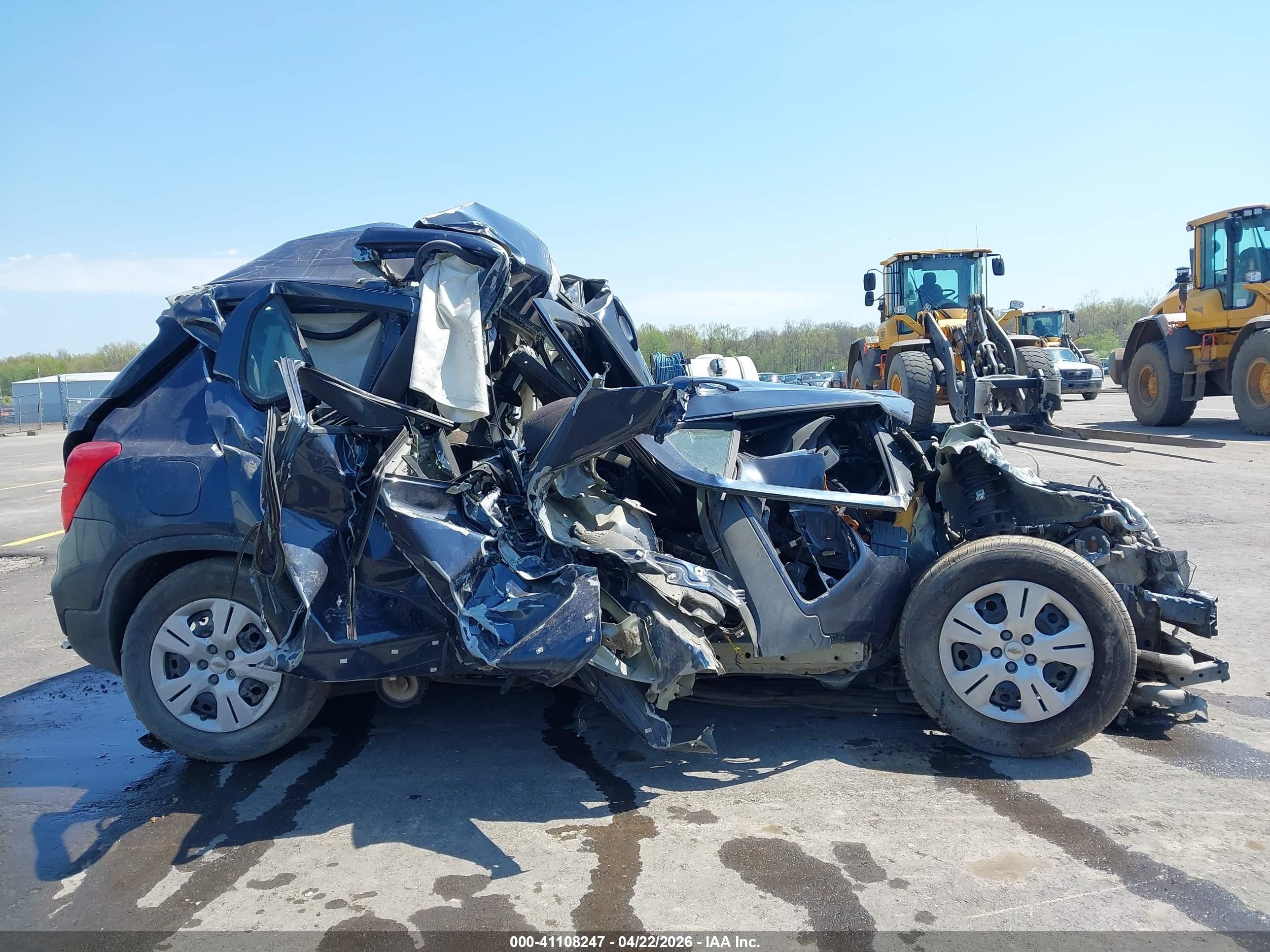 2018 Chevrolet Trax Ls Blue vin: 3GNCJKSBXJL377614