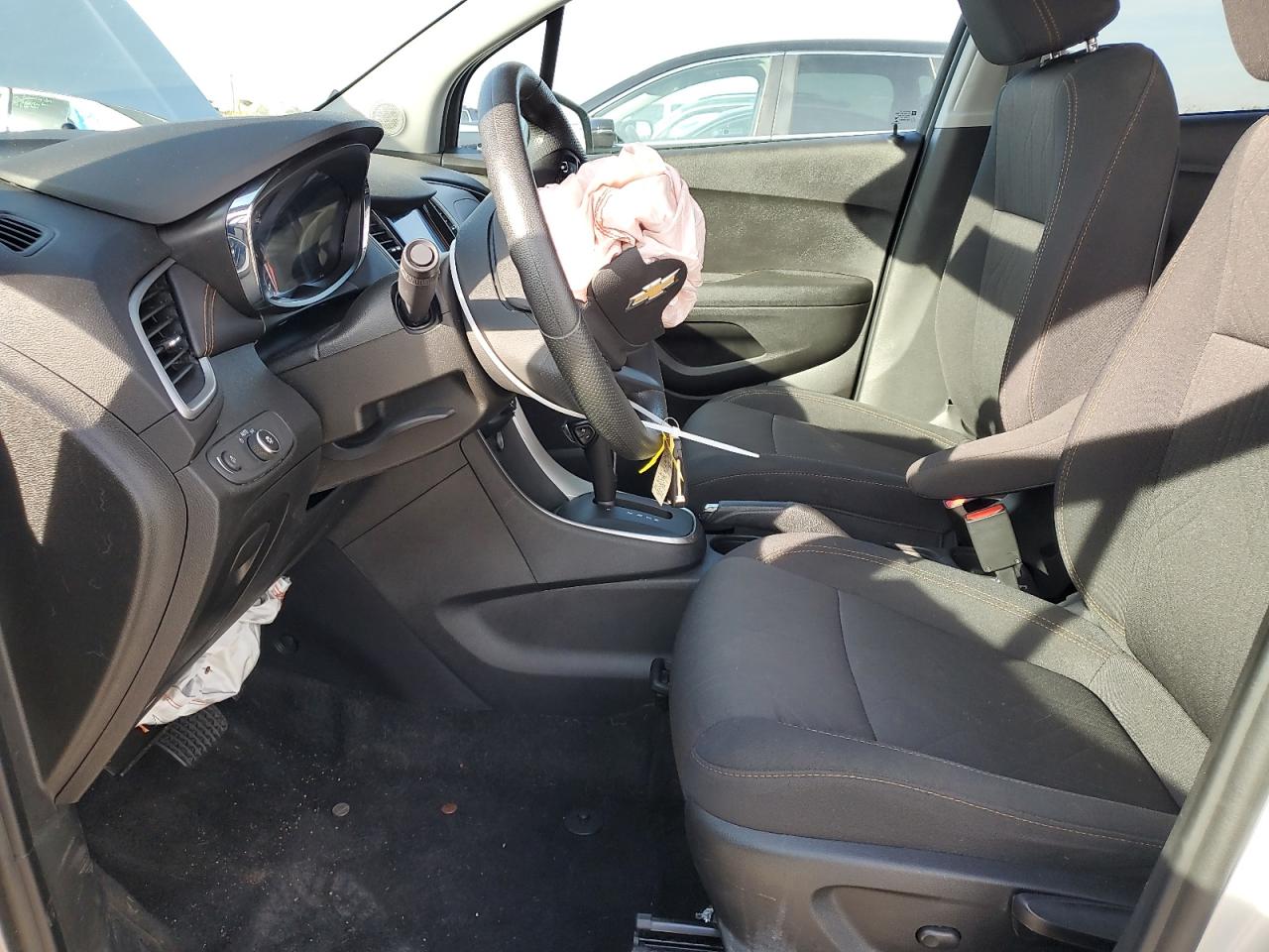 2020 Chevrolet Trax 1lt Silver vin: 3GNCJLSB0LL203057