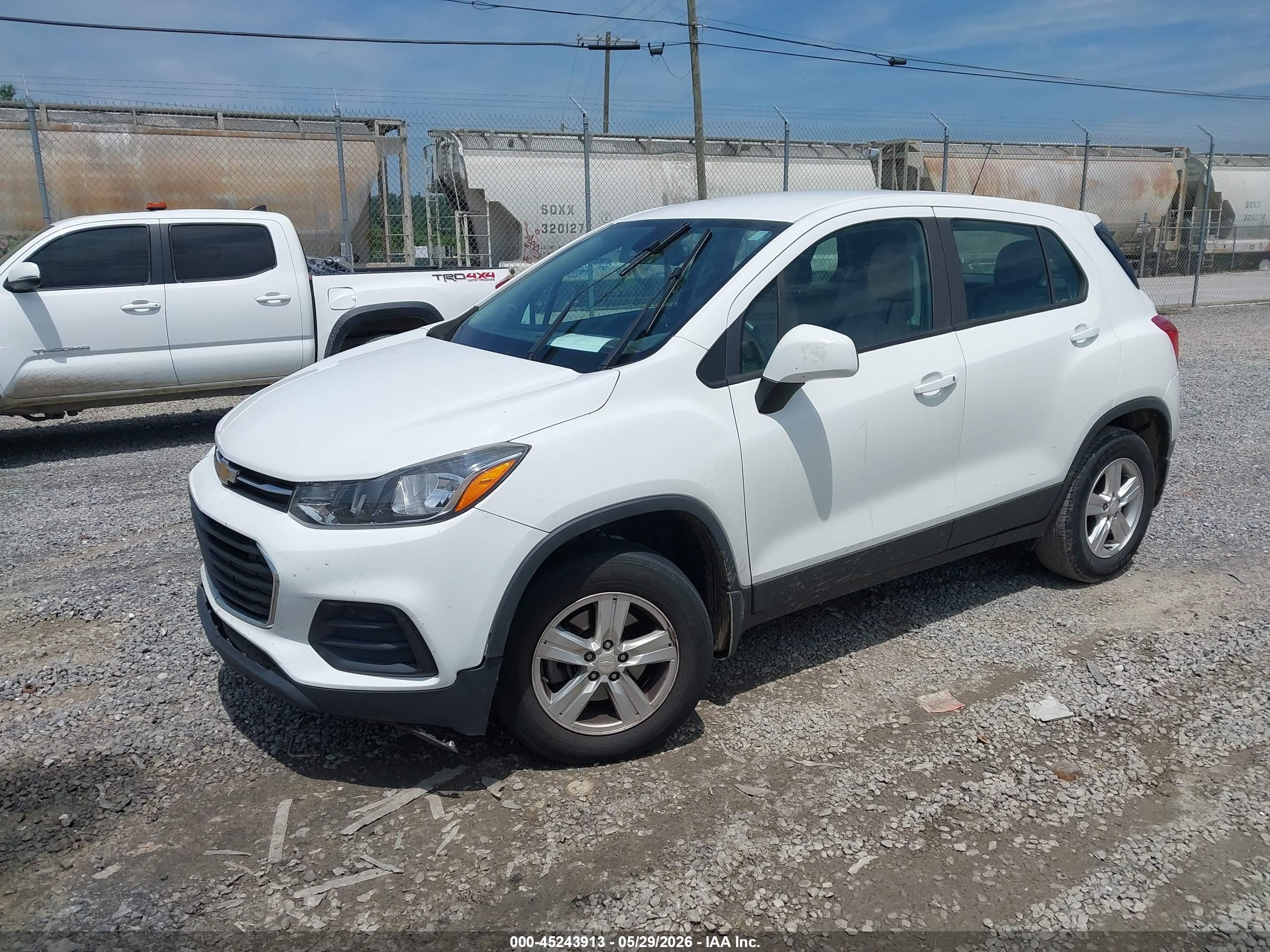 2018 Chevrolet Trax Ls Белый vin: 3GNCJNSB7JL240440