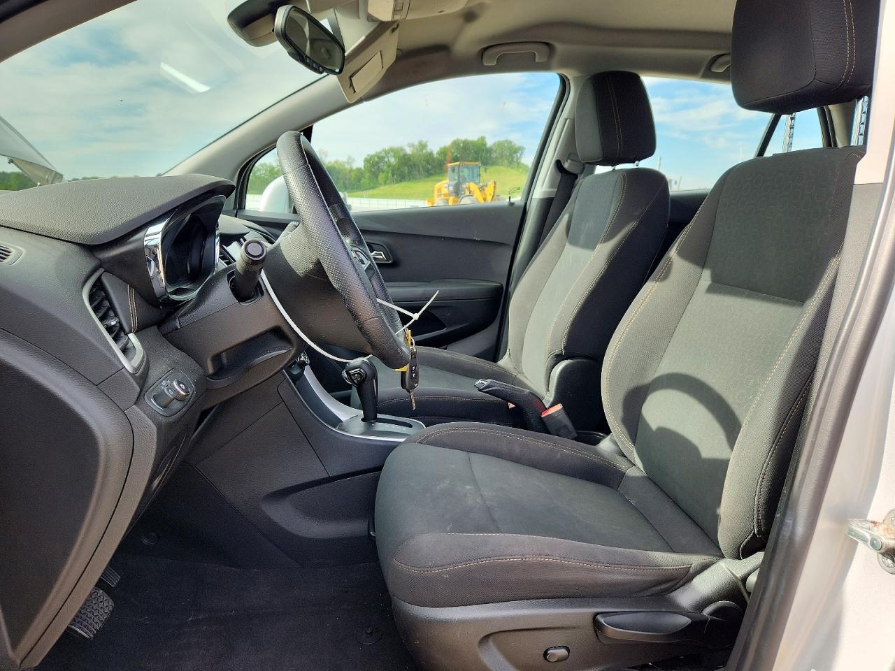 2019 Chevrolet Trax Ls Серебряный vin: 3GNCJNSBXKL293618