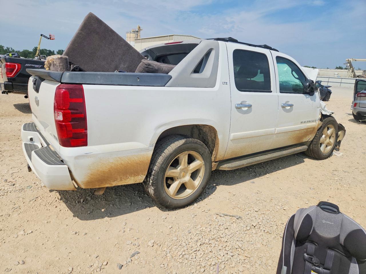 2007 Chevrolet Avalanche C1500 Белый vin: 3GNEC12047G183626