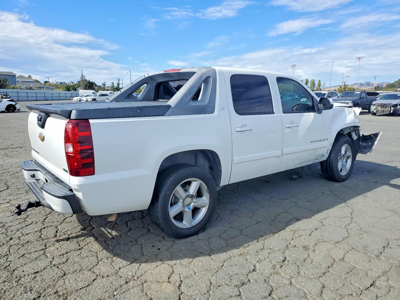 2007 Chevrolet Avalanche C1500 White vin: 3GNEC12047G270717