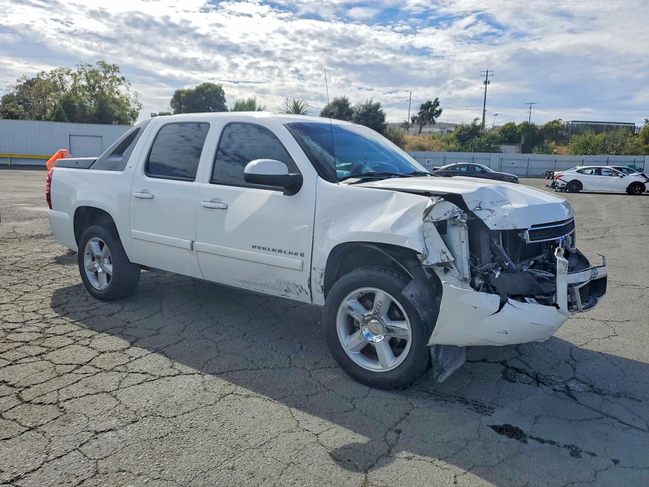 2007 Chevrolet Avalanche C1500 White vin: 3GNEC12047G270717