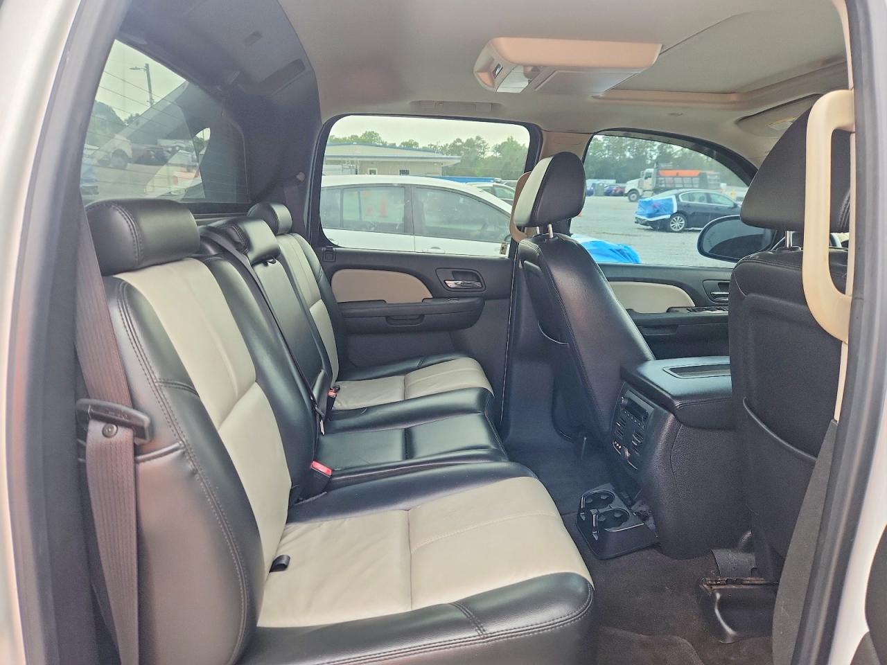2008 Chevrolet Avalanche C1500 Белый vin: 3GNEC12058G123825