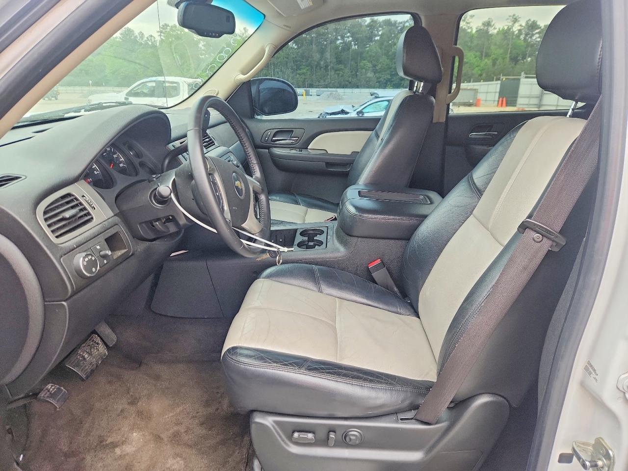 2008 Chevrolet Avalanche C1500 Белый vin: 3GNEC12058G123825