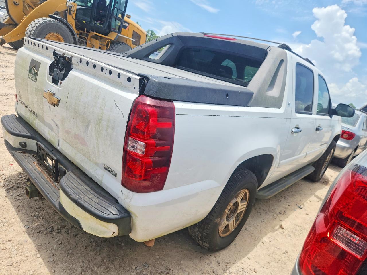 2007 Chevrolet Avalanche C1500 White vin: 3GNEC12067G174829