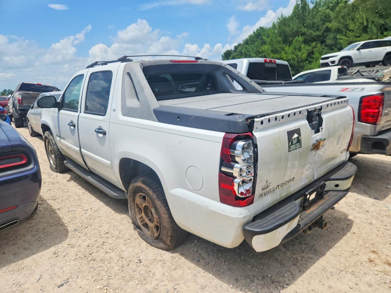 2007 Chevrolet Avalanche C1500 White vin: 3GNEC12067G174829