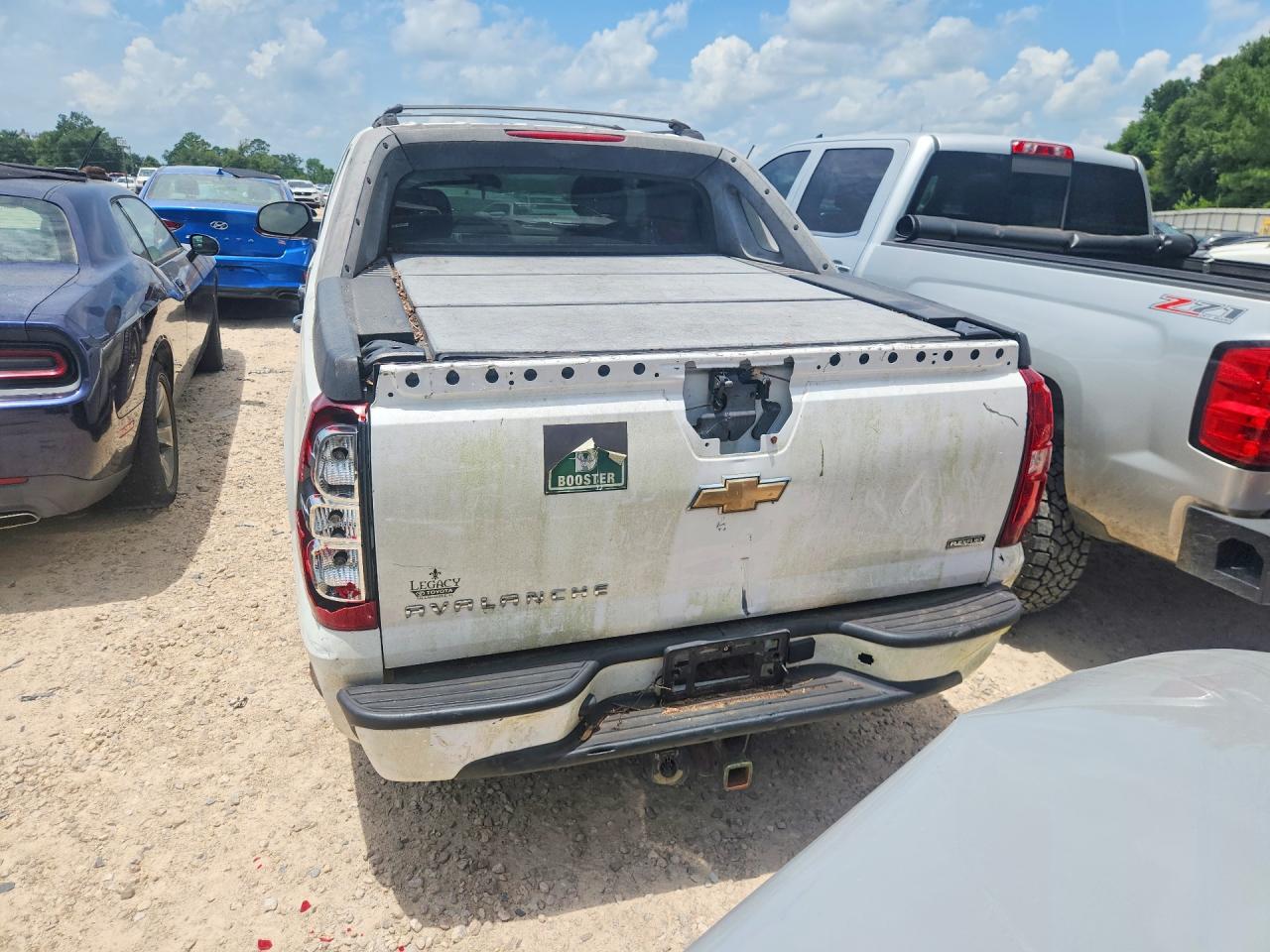 2007 Chevrolet Avalanche C1500 White vin: 3GNEC12067G174829